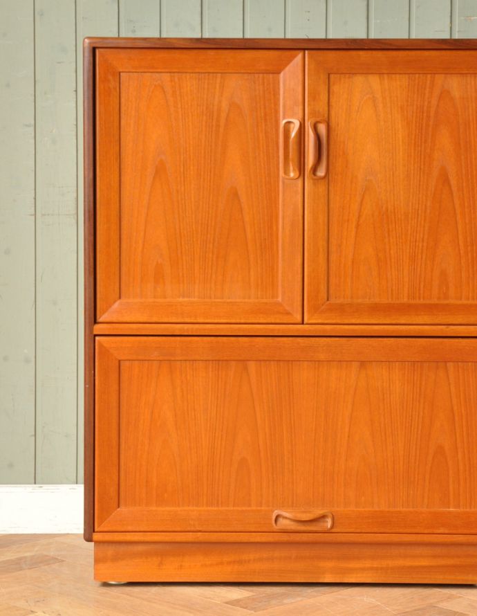 G-PLAN(Gプラン)　アンティーク家具　ラーセンデザインのヴィンテージ家具、G-planの小ぶりなテレビボード。北欧家具のお部屋にピッタリ！男女ともに人気のシンプルでスタイリッシュなインテリアです。(x-771-f)