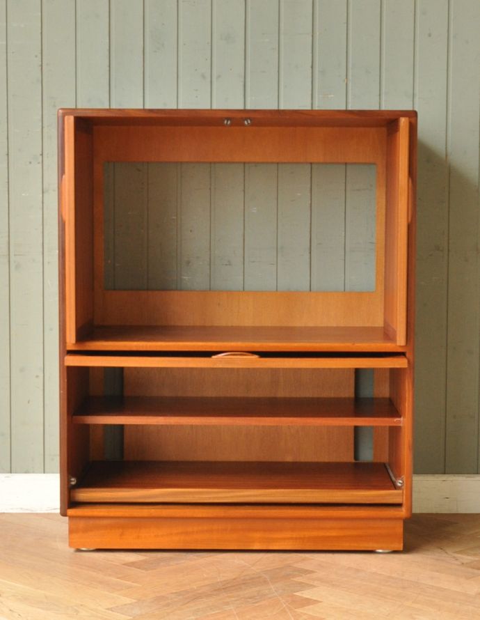 G-PLAN(Gプラン)　アンティーク家具　ラーセンデザインのヴィンテージ家具、G-planの小ぶりなテレビボード。棚板が付いているのできちんと整理整頓ができます。(x-771-f)