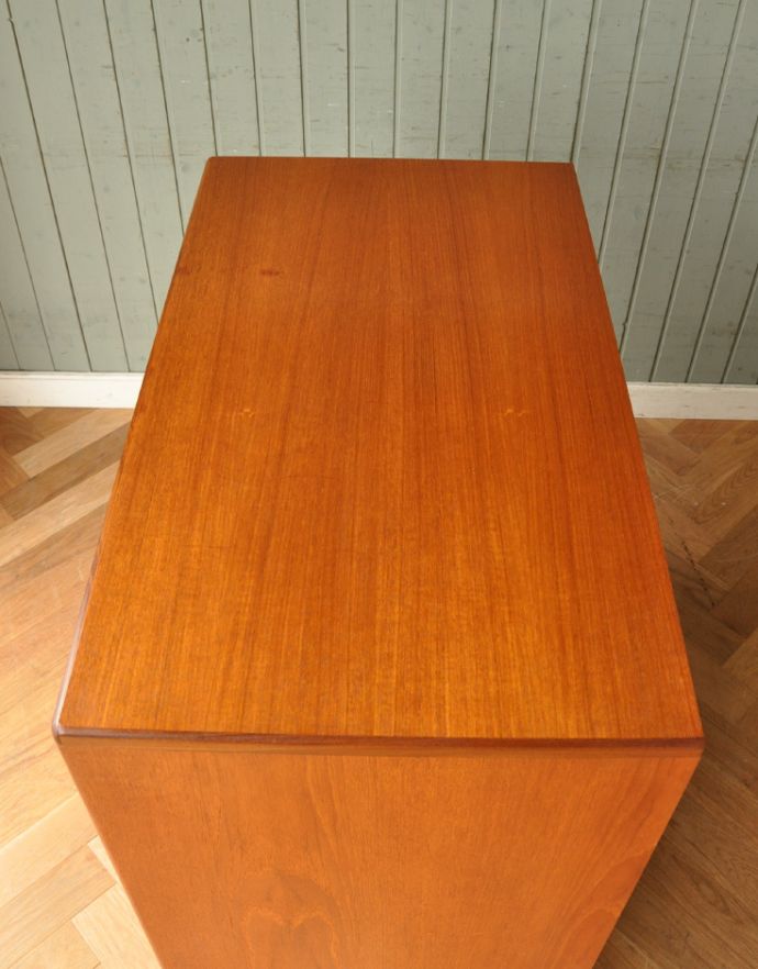 G-PLAN(Gプラン)　アンティーク家具　ラーセンデザインのヴィンテージ家具、G-planの小ぶりなテレビボード。天板もキレイに塗装を仕上げました。(x-771-f)