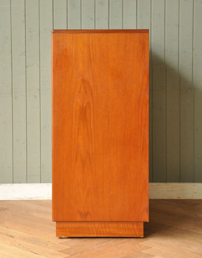 G-PLAN(Gプラン)　アンティーク家具　ラーセンデザインのヴィンテージ家具、G-planの小ぶりなテレビボード。サイドから見てもキレイな状態です。(x-771-f)