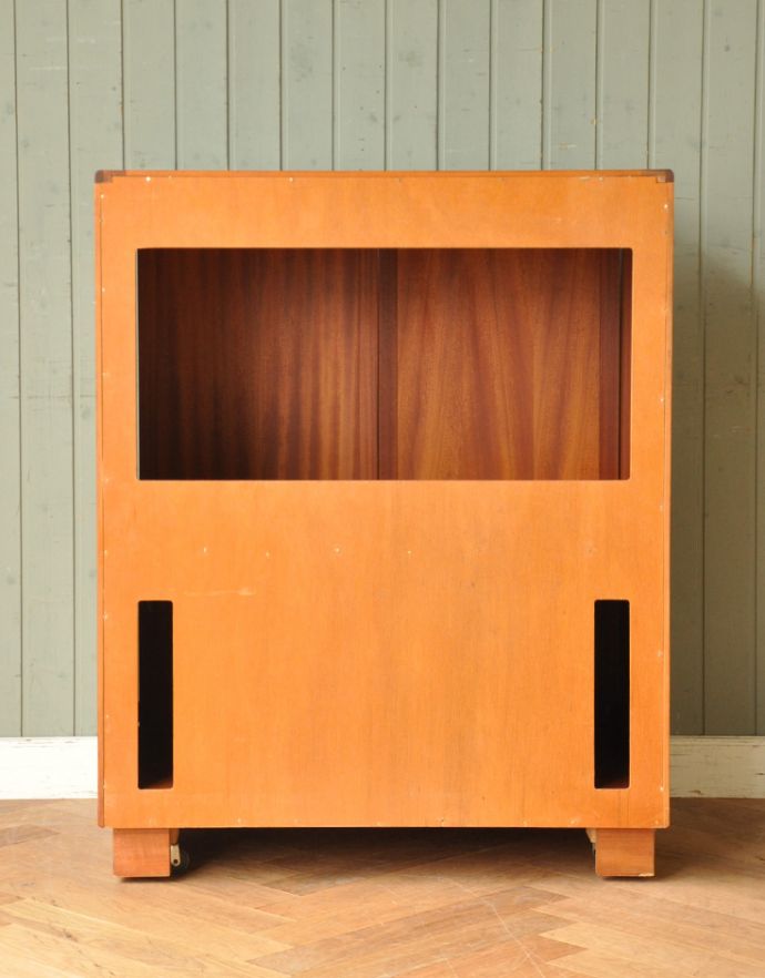 G-PLAN(Gプラン)　アンティーク家具　ラーセンデザインのヴィンテージ家具、G-planの小ぶりなテレビボード。きちんとメンテナンスしてあるので、裏側もキレイです。(x-771-f)