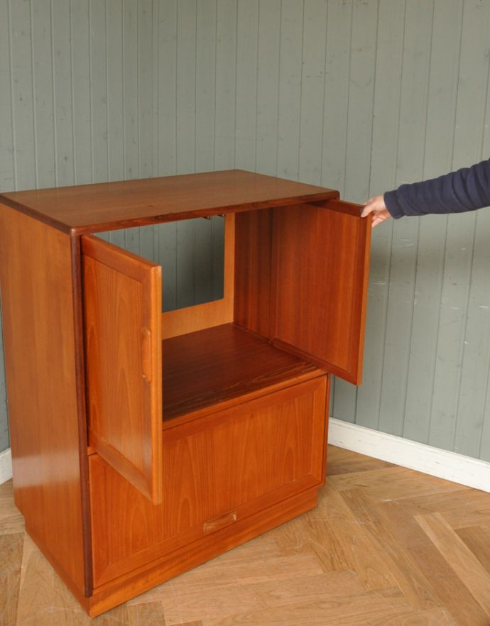 G-PLAN(Gプラン)　アンティーク家具　ラーセンデザインのヴィンテージ家具、G-planの小ぶりなテレビボード。上の扉は扉を開けた後、スライドさせて引き込む事が可能です。(x-771-f)