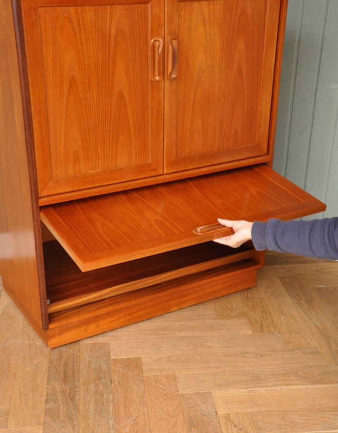 G-PLAN(Gプラン)　アンティーク家具　ラーセンデザインのヴィンテージ家具、G-planの小ぶりなテレビボード。下の扉は上に上げて、スライドさせて中にしまいます。(x-771-f)