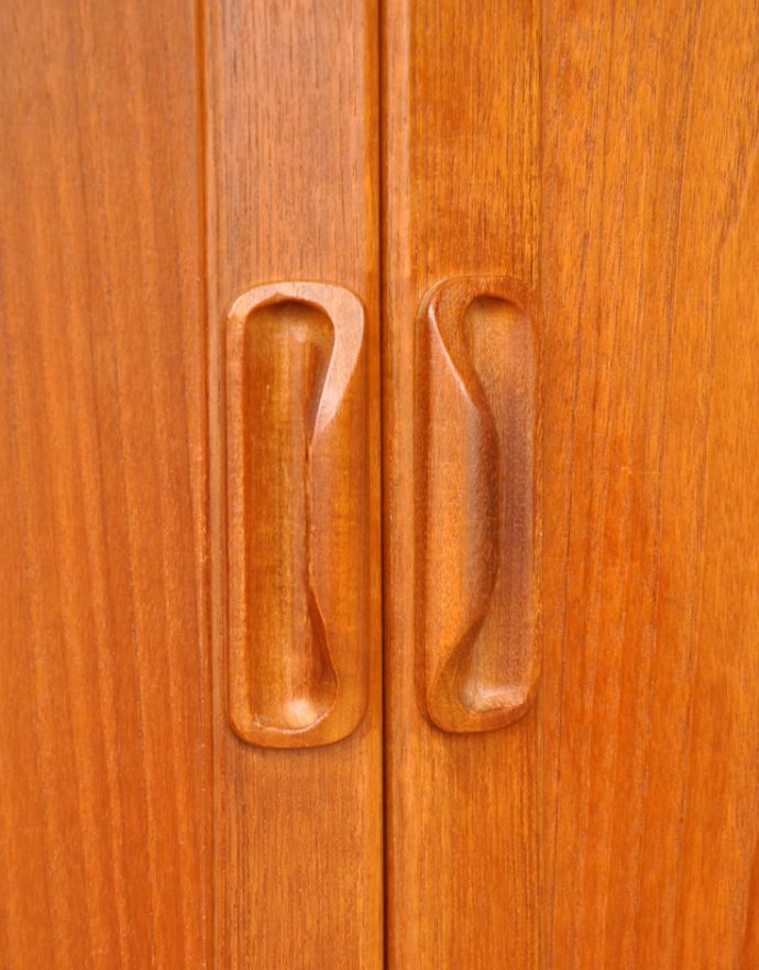 G-PLAN(Gプラン)　アンティーク家具　ラーセンデザインのヴィンテージ家具、G-planの小ぶりなテレビボード。シンプルでカッコいい取っ手。(x-771-f)