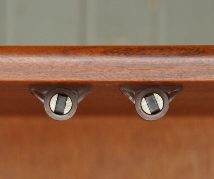 G-PLAN(Gプラン)　アンティーク家具　ラーセンデザインのヴィンテージ家具、G-planの小ぶりなテレビボード。扉にはマグネットが付いているので、開け閉めがスムーズです。(x-771-f)