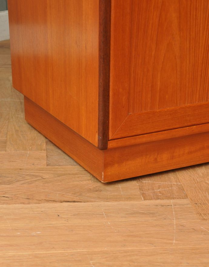 G-PLAN(Gプラン)　アンティーク家具　ラーセンデザインのヴィンテージ家具、G-planの小ぶりなテレビボード。キャスターが付いています。(x-771-f)