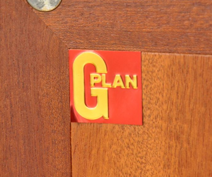 G-PLAN(Gプラン)　アンティーク家具　ラーセンデザインのヴィンテージ家具、G-planの小ぶりなテレビボード。「G-PLAN」のロゴステッカーがついています。(x-771-f)