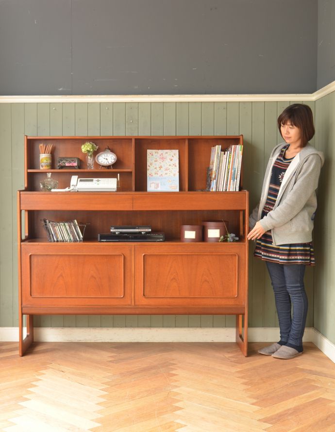 アンティークのキャビネット アンティーク家具 収納たっぷりのヴィンテージ家具、マッキントッシュ社のサイドボード。脚があるので軽やかな印象です。(x-772-f )