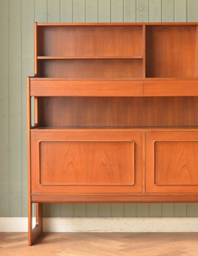 アンティークのキャビネット アンティーク家具 収納たっぷりのヴィンテージ家具、マッキントッシュ社のサイドボード。閉じてあるときはスッキリシンプルな外見。(x-772-f )