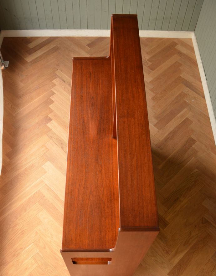 アンティークのキャビネット アンティーク家具 収納たっぷりのヴィンテージ家具、マッキントッシュ社のサイドボード。天板もキレイに塗装を仕上げました。(x-772-f )