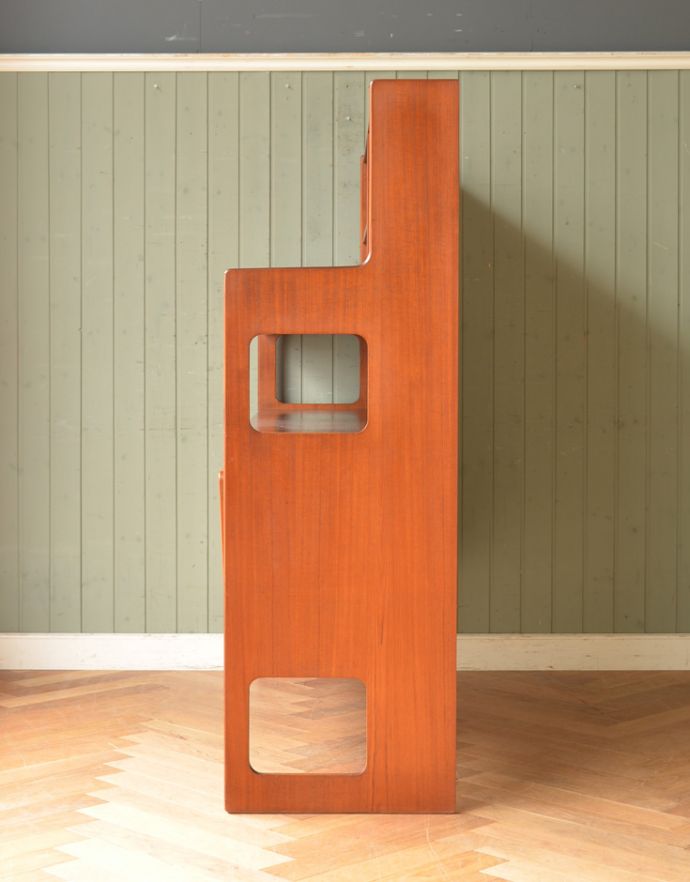 アンティークのキャビネット アンティーク家具 収納たっぷりのヴィンテージ家具、マッキントッシュ社のサイドボード。サイドから見てもキレイな状態です。(x-772-f )