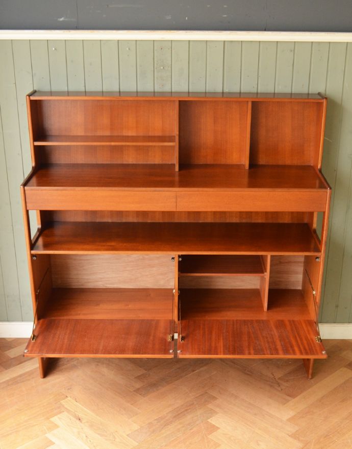 アンティークのキャビネット アンティーク家具 収納たっぷりのヴィンテージ家具、マッキントッシュ社のサイドボード。オープン棚は、ペン立てやメモ、携帯置きに使いつつ、ディスプレイも楽しめる広さが嬉しいです。(x-772-f )