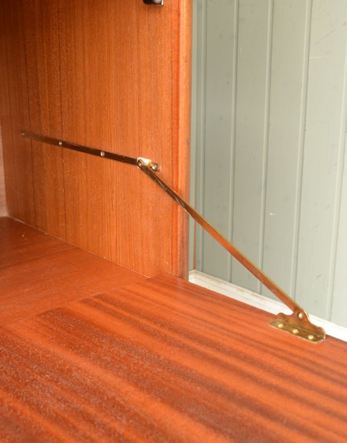 アンティークのキャビネット アンティーク家具 収納たっぷりのヴィンテージ家具、マッキントッシュ社のサイドボード。下の扉にはステーがありますので、開いたときも安全です。(x-772-f )