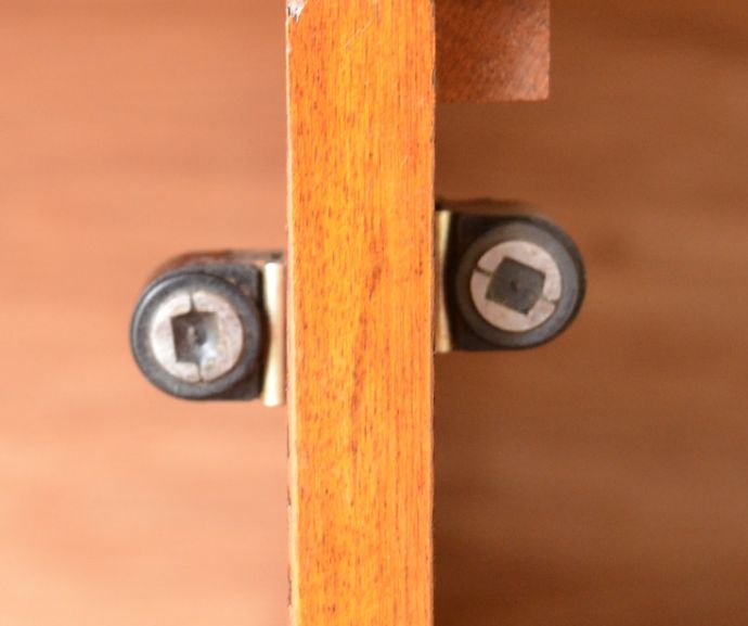 アンティークのキャビネット アンティーク家具 収納たっぷりのヴィンテージ家具、マッキントッシュ社のサイドボード。扉の開け閉めがしやすいよう、マグネットを取り付けてあります。(x-772-f )