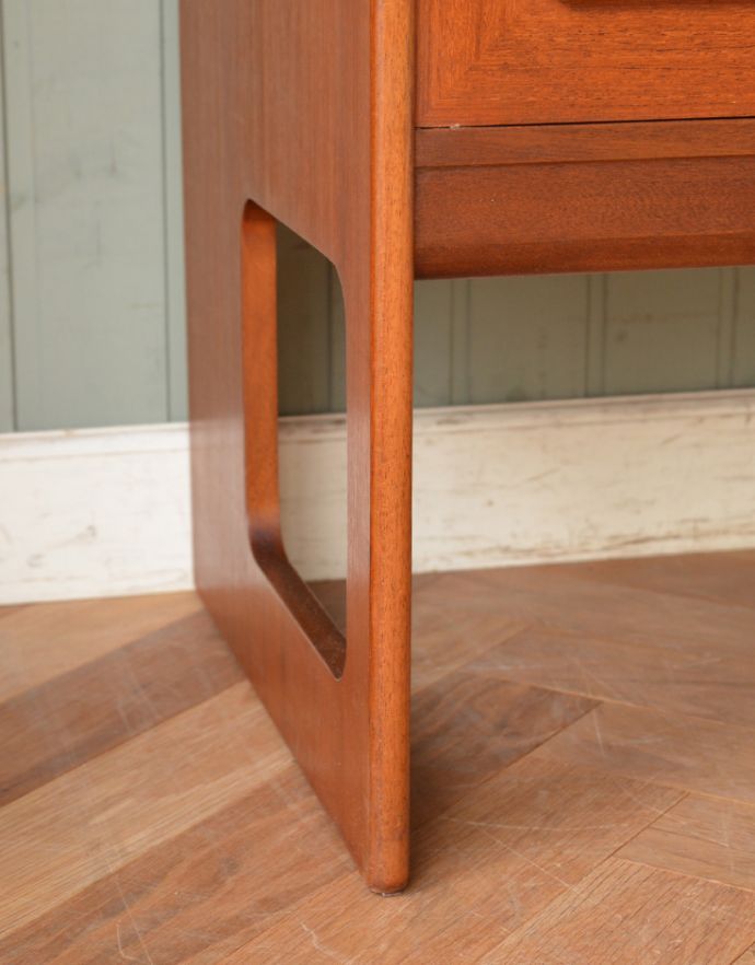 アンティークのキャビネット アンティーク家具 収納たっぷりのヴィンテージ家具、マッキントッシュ社のサイドボード。脚はすっきりしたデザインです。(x-772-f )