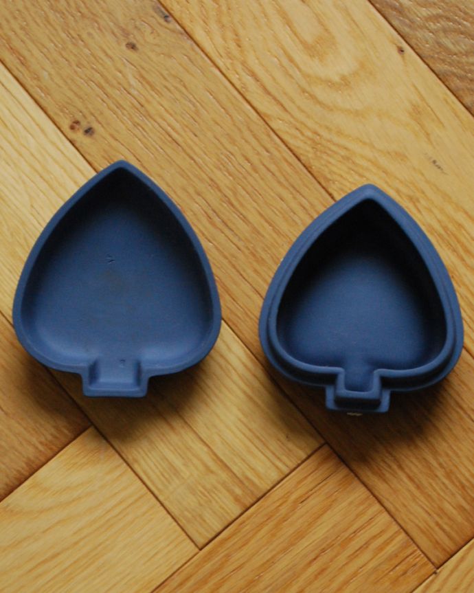 アンティーク 陶磁器の雑貨　アンティーク雑貨　アンティークジャスパーウェア、レリーフの美しいスペード型小物入れ。中はこんな感じです。(x-772-z)