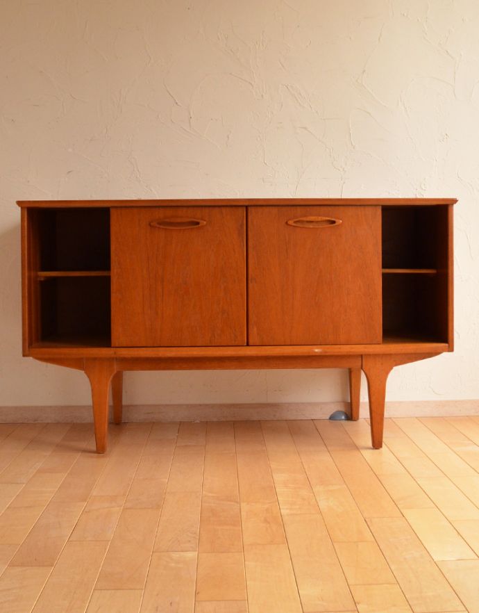 サイドボード　アンティーク家具　シンプルなビンテージ家具、チーク材のサイドボード（テレビ台）。棚板が付いているのできちんと整理整頓ができます。(x-774-f)