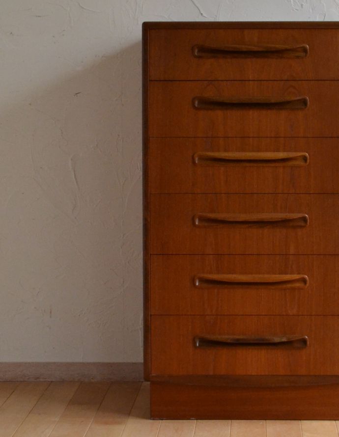 G-PLAN(Gプラン) アンティーク家具 G-PLANのアンティーク家具、北欧デザインのチェスト(6段)。リビングで電話などの置き場所として使っても最適です。(x-776-f)