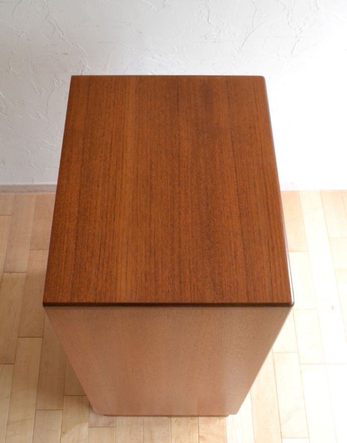 G-PLAN(Gプラン) アンティーク家具 G-PLANのアンティーク家具、北欧デザインのチェスト(6段)。天板もキレイな状態です。(x-776-f)