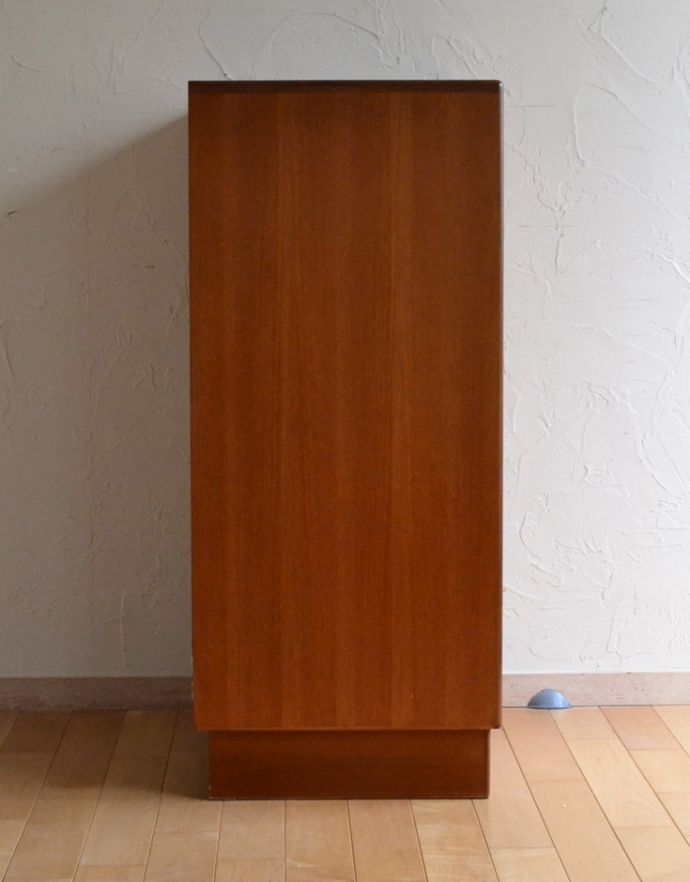 G-PLAN(Gプラン) アンティーク家具 G-PLANのアンティーク家具、北欧デザインのチェスト(6段)。サイドから見るとスッキリシンプル。(x-776-f)