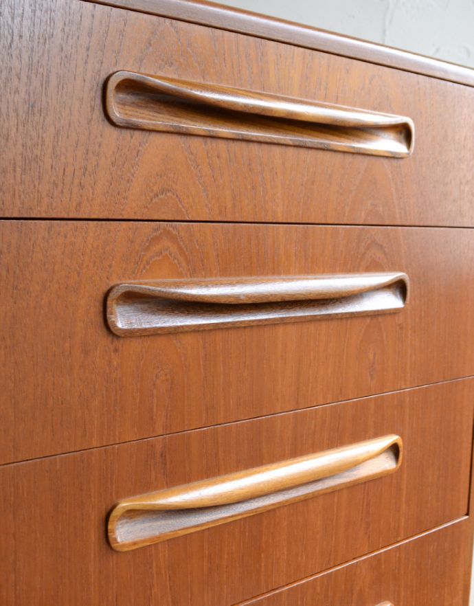 G-PLAN(Gプラン) アンティーク家具 G-PLANのアンティーク家具、北欧デザインのチェスト(6段)。シンプルでカッコいい取っ手。(x-776-f)