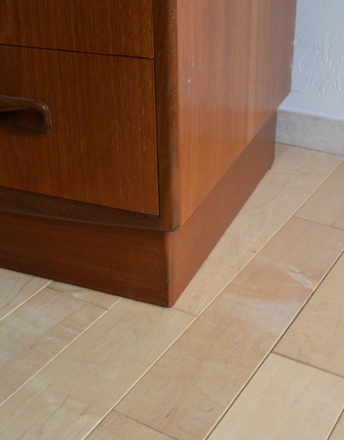 G-PLAN(Gプラン) アンティーク家具 G-PLANのアンティーク家具、北欧デザインのチェスト(6段)。脚は床に付いたデザインです。(x-776-f)