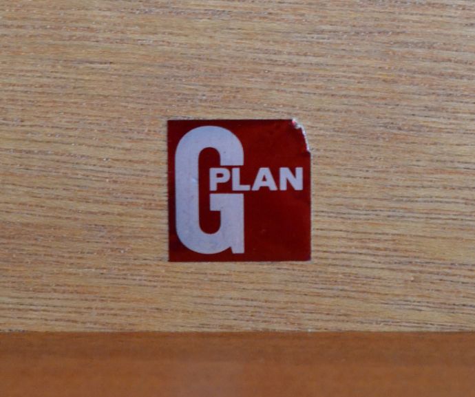 G-PLAN(Gプラン) アンティーク家具 G-PLANのアンティーク家具、北欧デザインのチェスト(6段)。『G-PLAN』のロゴシールがキレイに残っていました。(x-776-f)