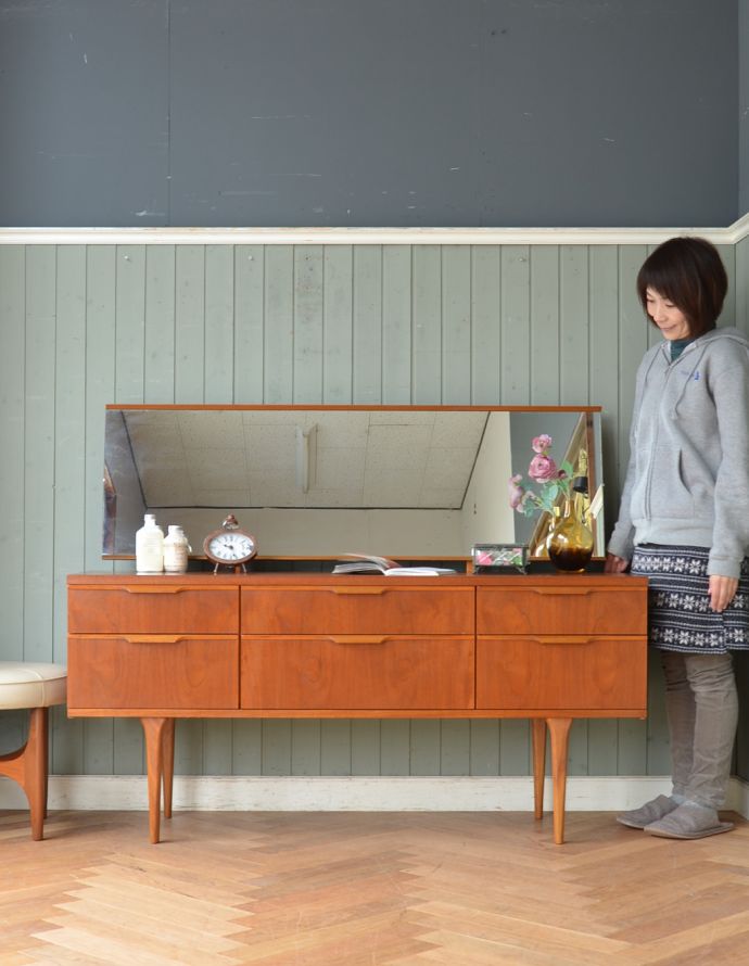 アンティークのドレッサー　アンティーク家具　Austin Suite社製のチーク材のヴィンテージ家具、北欧テイストのカッコいいドレッサー。大きなミラーが特徴のアンティークドレッサー。(x-777-f)