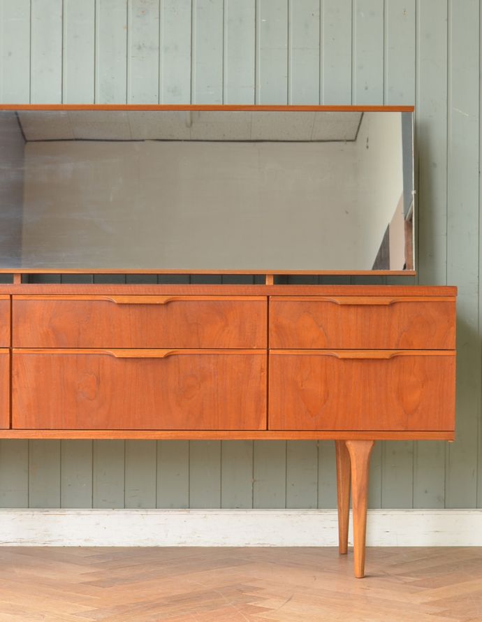 アンティークのドレッサー　アンティーク家具　Austin Suite社製のチーク材のヴィンテージ家具、北欧テイストのカッコいいドレッサー。ドレッサーとしてだけでなく、パソコンなどを置いてちょっとした作業スペースにもなります。(x-777-f)