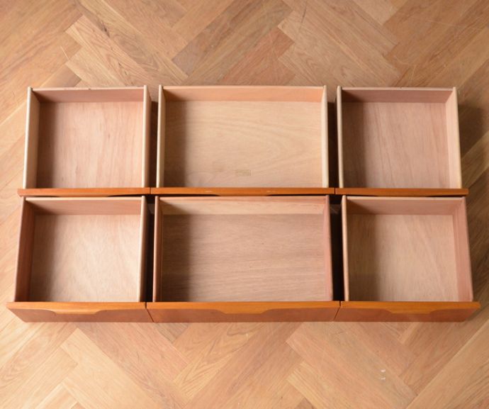 アンティークのドレッサー　アンティーク家具　Austin Suite社製のチーク材のヴィンテージ家具、北欧テイストのカッコいいドレッサー。引き出しがあるので細かいものもしまえてとっても便利です。(x-777-f)