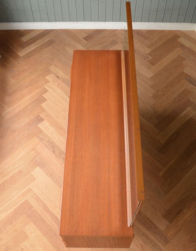 アンティークのドレッサー　アンティーク家具　Austin Suite社製のチーク材のヴィンテージ家具、北欧テイストのカッコいいドレッサー。天板もキレイに塗装を仕上げました。(x-777-f)