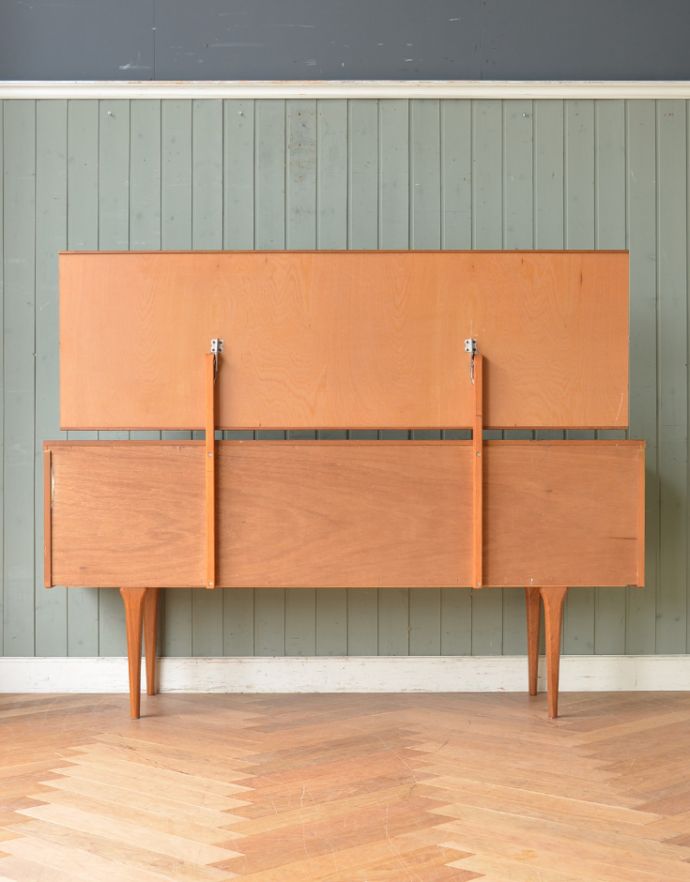 アンティークのドレッサー　アンティーク家具　Austin Suite社製のチーク材のヴィンテージ家具、北欧テイストのカッコいいドレッサー。キチンとメンテナンスしてあるので、裏側もキレイです。(x-777-f)