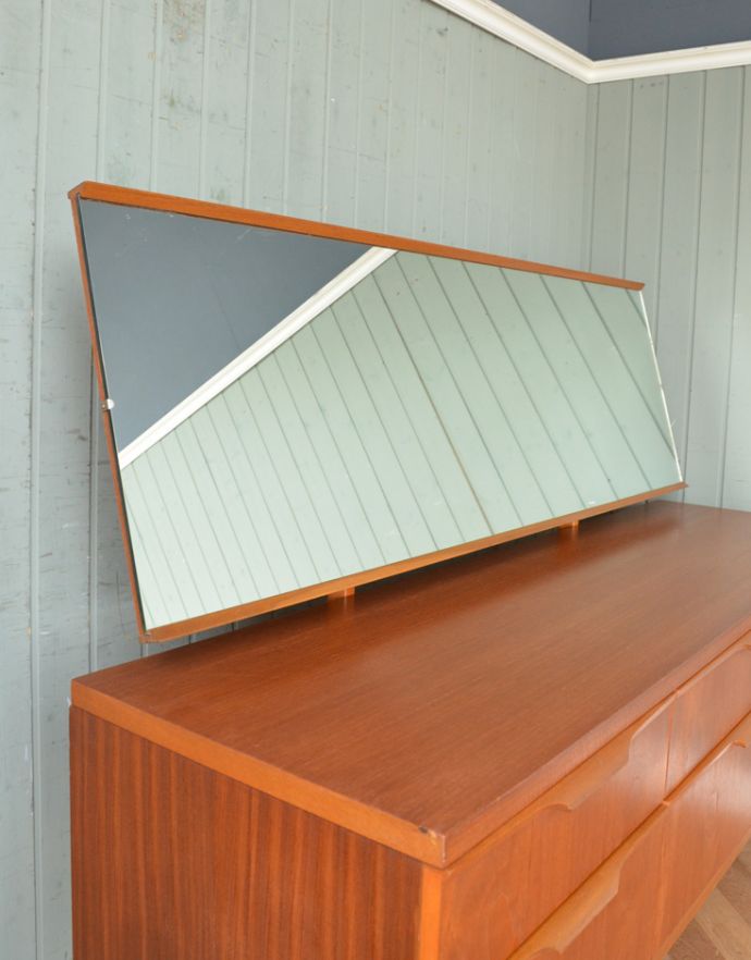 アンティークのドレッサー　アンティーク家具　Austin Suite社製のチーク材のヴィンテージ家具、北欧テイストのカッコいいドレッサー。ミラーは簡単に動かせます。(x-777-f)