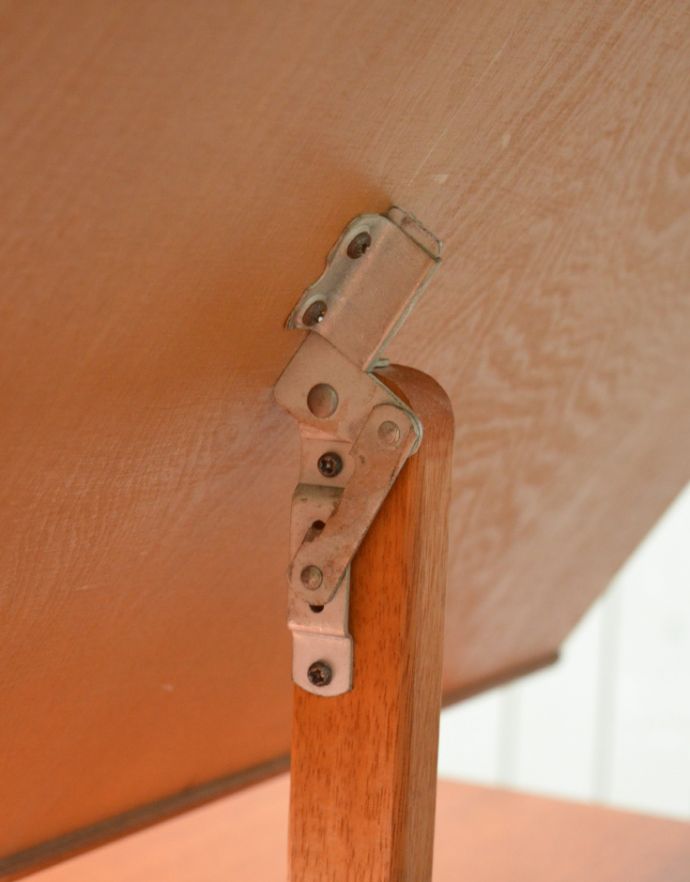 アンティークのドレッサー　アンティーク家具　Austin Suite社製のチーク材のヴィンテージ家具、北欧テイストのカッコいいドレッサー。ミラーは裏の金具で調節できます。(x-777-f)