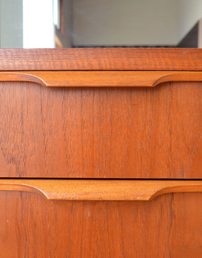 アンティークのドレッサー　アンティーク家具　Austin Suite社製のチーク材のヴィンテージ家具、北欧テイストのカッコいいドレッサー。シンプルでカッコいい取っ手。(x-777-f)