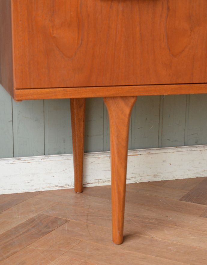 アンティークのドレッサー　アンティーク家具　Austin Suite社製のチーク材のヴィンテージ家具、北欧テイストのカッコいいドレッサー。脚はすっきりしたデザインです。(x-777-f)