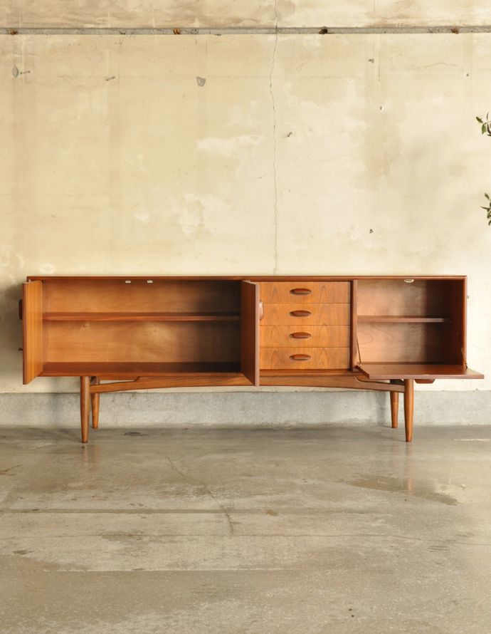 G-PLAN(Gプラン)　アンティーク家具　ヴィンテージの北欧サイドボード、テレビボードに使えると人気のG-planデザイン。よく使うペン立てやメモ、携帯置きに使いつつ、ディスプレイも楽しめる広さが嬉しいです。(x-778-f)