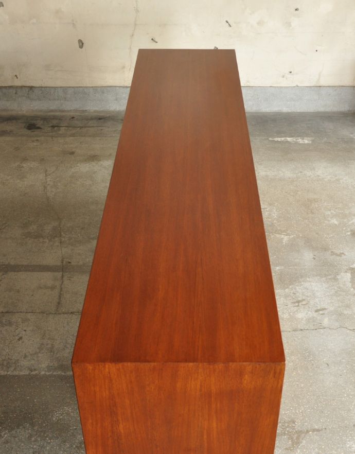 G-PLAN(Gプラン)　アンティーク家具　ヴィンテージの北欧サイドボード、テレビボードに使えると人気のG-planデザイン。天板もキレイに塗装を仕上げました。(x-778-f)