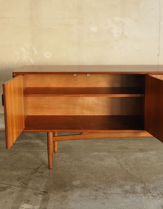 G-PLAN(Gプラン)　アンティーク家具　ヴィンテージの北欧サイドボード、テレビボードに使えると人気のG-planデザイン。重いものや見せたくないものは扉の奥に収納しましょう。(x-778-f)