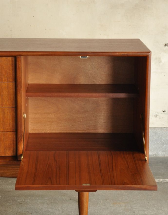 G-PLAN(Gプラン)　アンティーク家具　ヴィンテージの北欧サイドボード、テレビボードに使えると人気のG-planデザイン。キレイなので何でも入れていただけます。(x-778-f)