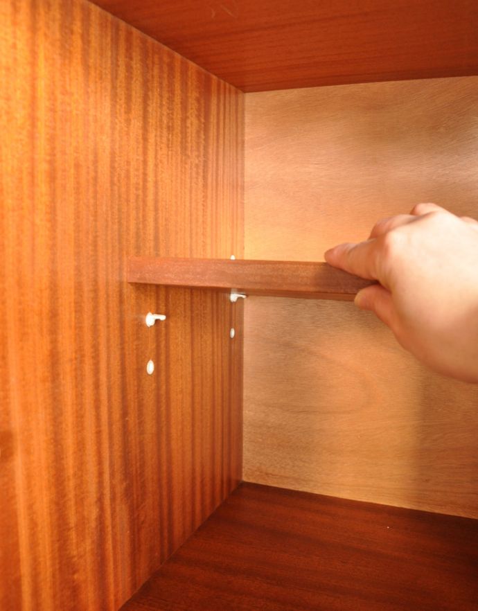 G-PLAN(Gプラン)　アンティーク家具　ヴィンテージの北欧サイドボード、テレビボードに使えると人気のG-planデザイン。右扉内は、棚板が可動します。(x-778-f)