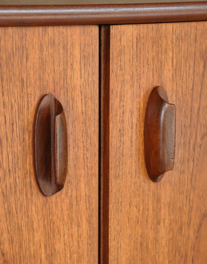 G-PLAN(Gプラン)　アンティーク家具　ヴィンテージの北欧サイドボード、テレビボードに使えると人気のG-planデザイン。シンプルでカッコいい取っ手も北欧家具っぽいデザインが素敵。(x-778-f)