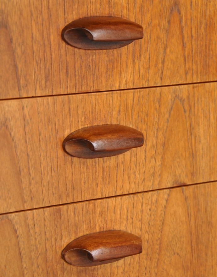 G-PLAN(Gプラン)　アンティーク家具　ヴィンテージの北欧サイドボード、テレビボードに使えると人気のG-planデザイン。引き出しの取っ手も握りやすい形です。(x-778-f)