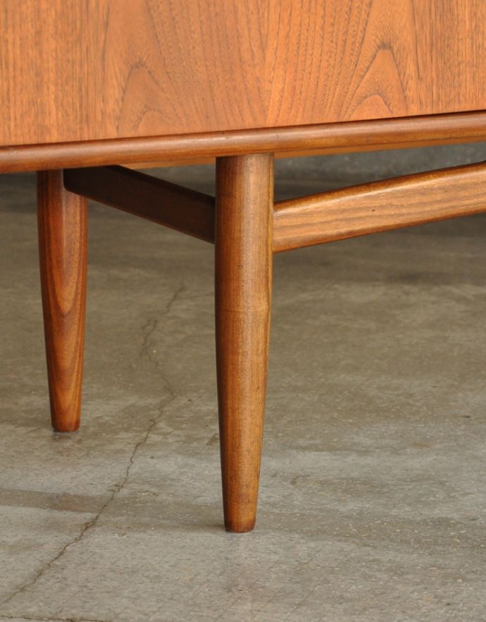 G-PLAN(Gプラン)　アンティーク家具　ヴィンテージの北欧サイドボード、テレビボードに使えると人気のG-planデザイン。脚はすっきりしたデザインです。(x-778-f)