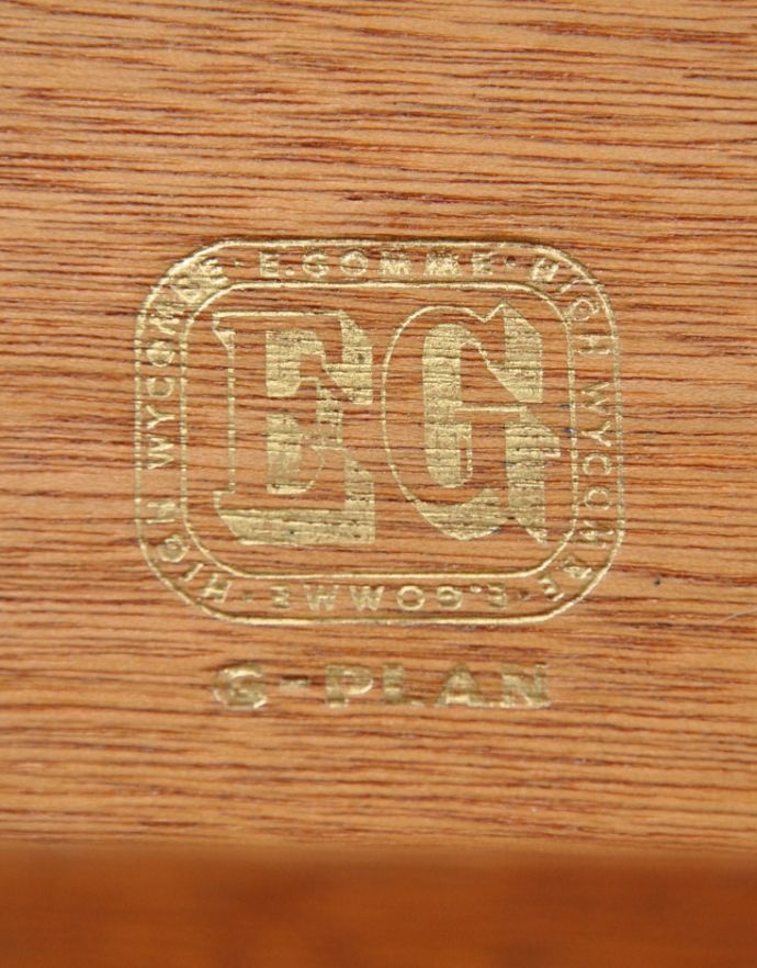 G-PLAN(Gプラン)　アンティーク家具　ヴィンテージの北欧サイドボード、テレビボードに使えると人気のG-planデザイン。内側に「G-PLAN」のロゴが付いていました。(x-778-f)