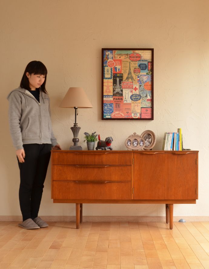 アンティークのキャビネット　アンティーク家具　北欧テイストのリビングルームに、置きやすいサイズのヴィンテージサイドボード。脚があるので軽やかな印象です。(x-780-f)