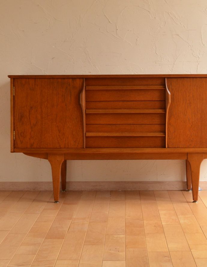 アンティークのキャビネット アンティーク家具 シンプルなビンテージ家具、コンパクトサイズのサイドボード。リビングで電話などの置き場所として使っても最適です。(x-781-f)