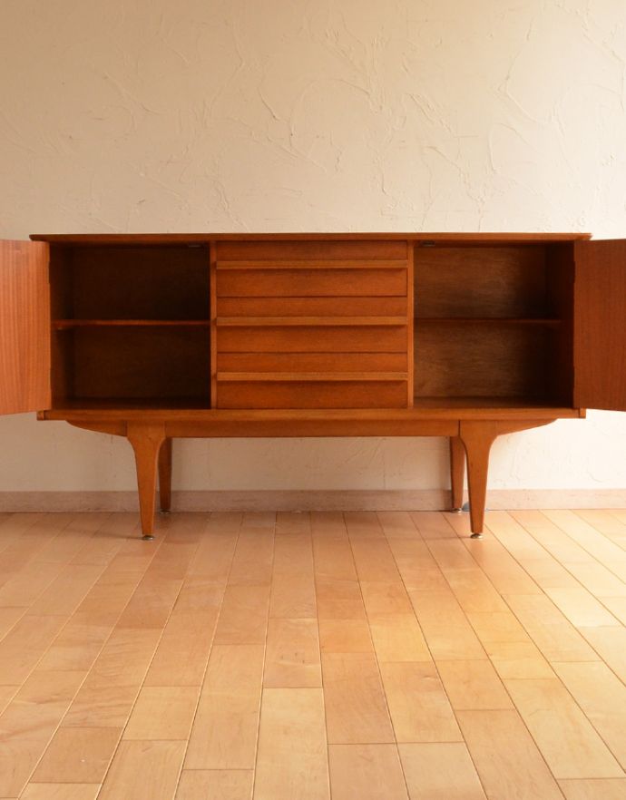 アンティークのキャビネット アンティーク家具 シンプルなビンテージ家具、コンパクトサイズのサイドボード。両サイドの扉の奥はたっぷり収納。(x-781-f)