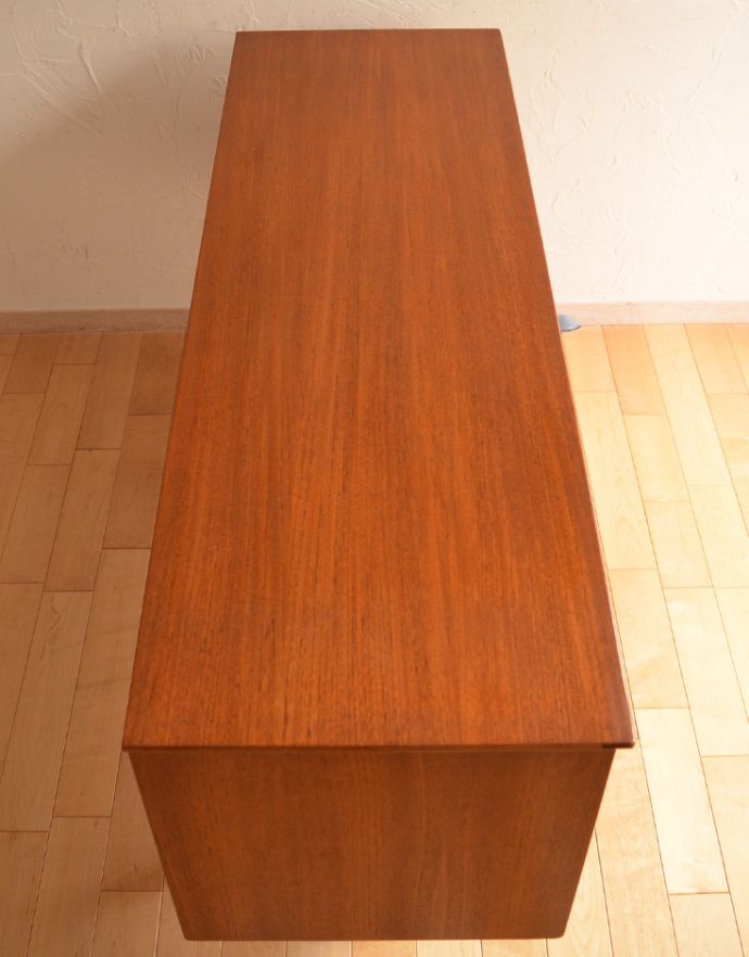 アンティークのキャビネット アンティーク家具 シンプルなビンテージ家具、コンパクトサイズのサイドボード。天板もキレイに塗装を仕上げました。(x-781-f)