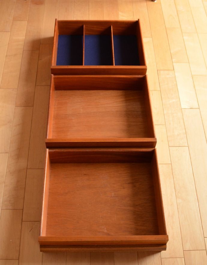 アンティークのキャビネット アンティーク家具 シンプルなビンテージ家具、コンパクトサイズのサイドボード。引き出しがあるので細かいものもしまえます。(x-781-f)